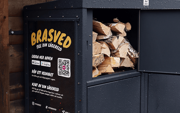 Piffl Brasved-box med öppet fack där ved syns redo att köpas