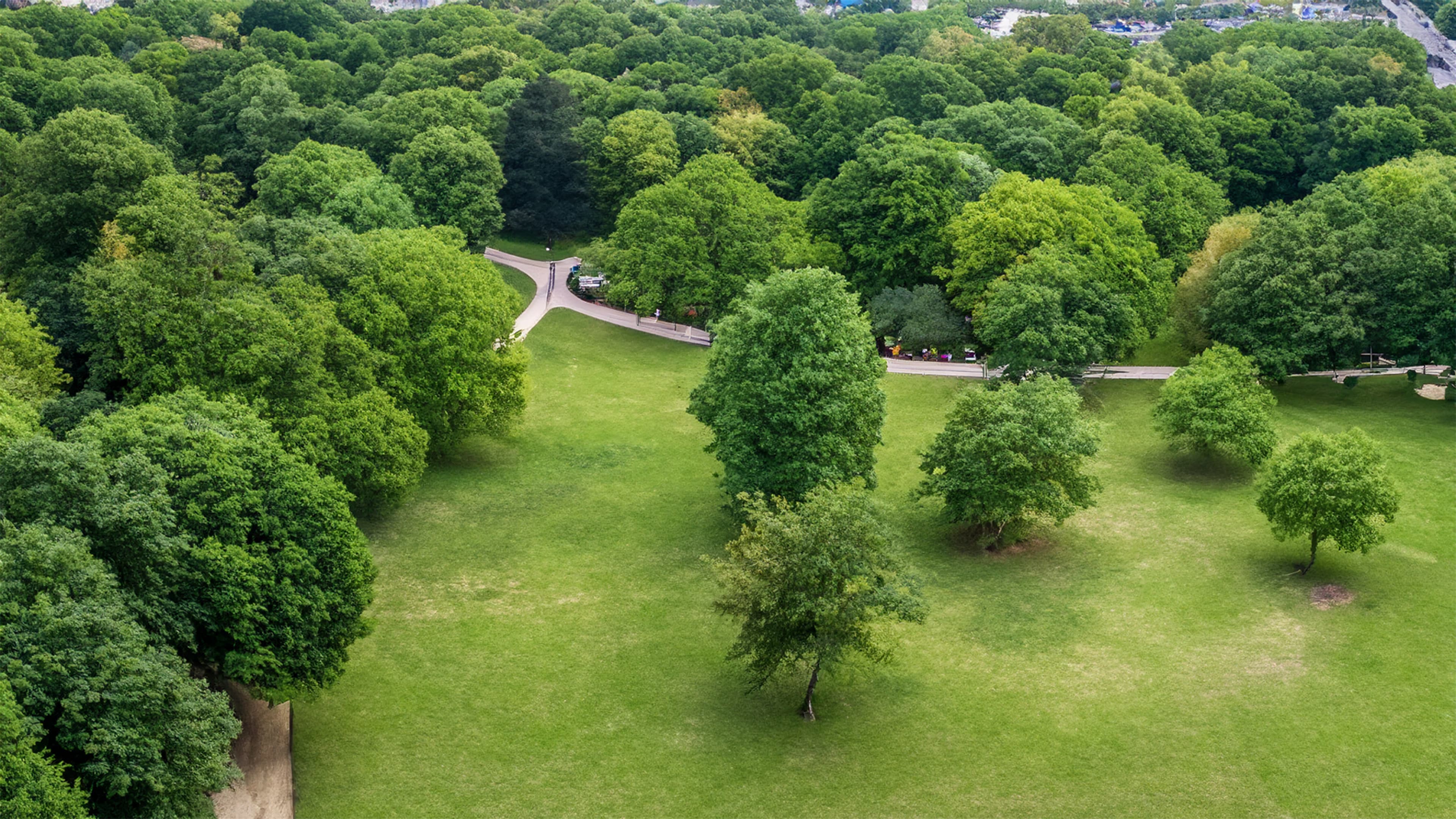 Drönarbild över en park med grönområden där Piffls aktivitetsboxar kan aktivera människor
