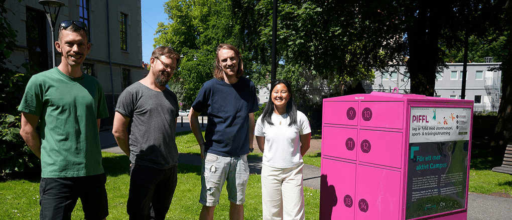 Piffl-teamet står samlat vid en aktivitetsbox i Göteborg en solig sommardag